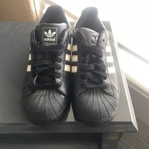 Adidas superstars!